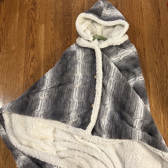 Coco & Carmen Womens Shawl - Soft Wrap / Robe / Coverlet w/ attachable hood - Picture 1 of 12